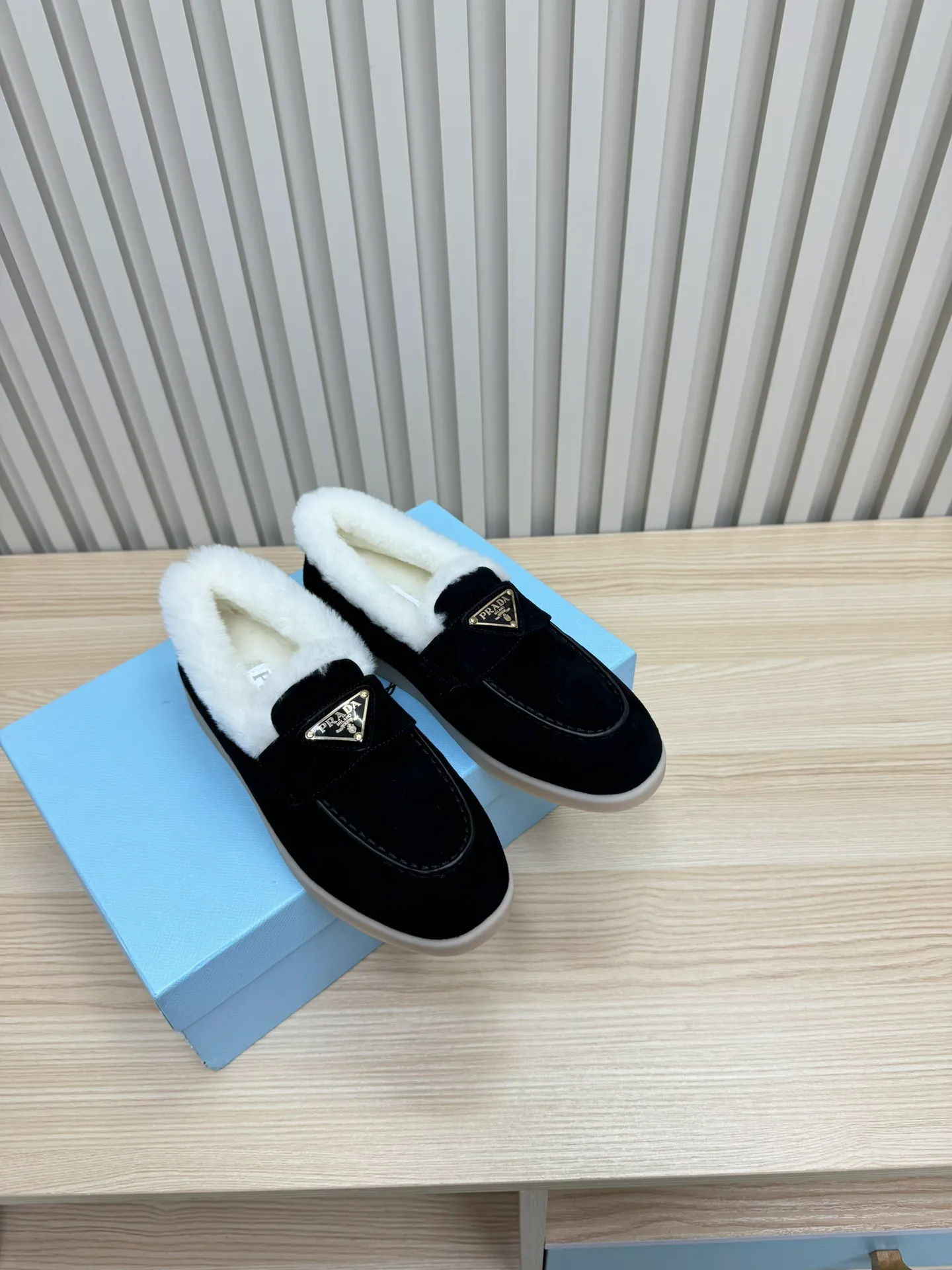 p580 Prada couple loafers｜Winter warmth and good looks at the same time online❄️👫 This is the C position of the shoe cabinet this autumn and winter! Prada's new couple's loafers are high-end yet still stylish~ ✨Imported frosted cowhide fabric, exquisite texture and high-end at first glance 🐑Australian imported sheepskin fur integrated lining, maximum warmth retention! It is also super warm to wear in winter in the north. 🔺The classic triangle logo embellishes the upper, which is simple and elegant, with perfect recognition. 💯Original TPU absorbent film outsole, non-slip, wear-resistant and durable. A must-have item for couples to go out on the street! The upper foot instantly enhances the overall outfit level, whether it is paired with a coat or a down jacket, it looks great ~ #Prada Loafers #coupleshoesrecommend #wintermusthaveshoes #luxurywear Outfit Fabric: Imported two-layer frosted cowhide Lining: Sheepskin imported from Australia One piece Outsole: Original Tpu absorbent film outsole Female size: 35~41 (customized in 41) Male size: 39~45 (customized in 45)
